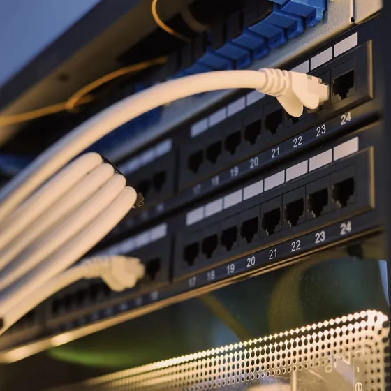 Server-Rack und Netzwerk-Hardware